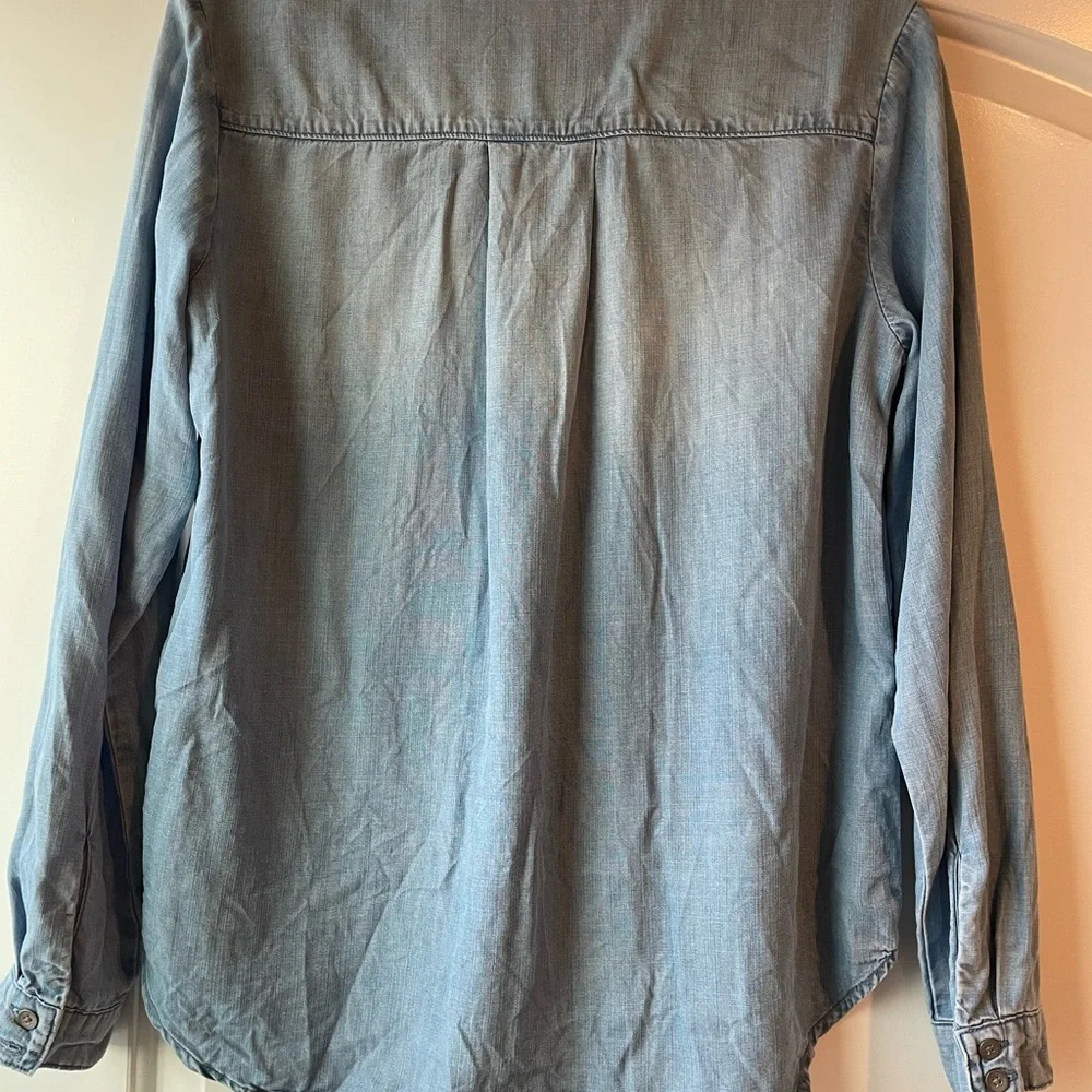 Cloth & Stone Chambray Buttondown Shirt - Picture 2 of 3